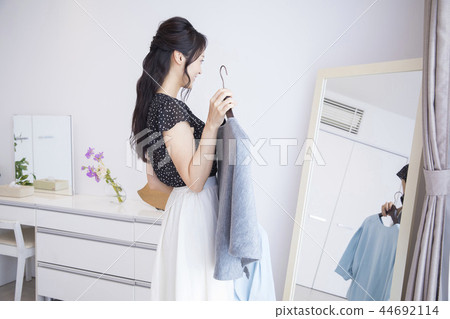Women who are lost in choosing clothes Women who are lost in choosing clothes 44692114