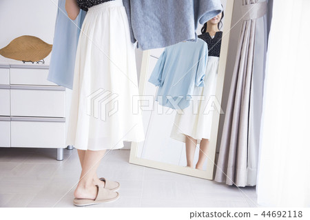 Women who are lost in choosing clothes 44692118