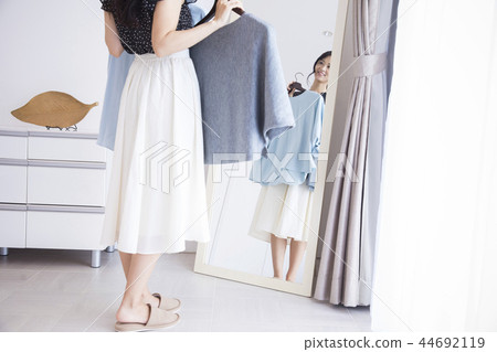 Women who are lost in choosing clothes Women who are lost in choosing clothes 44692119