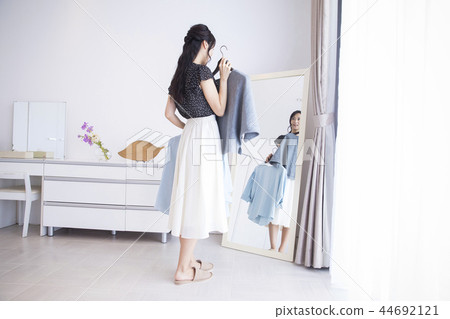在選擇衣服時迷失的女性 在選擇衣服時迷失的女性 44692121