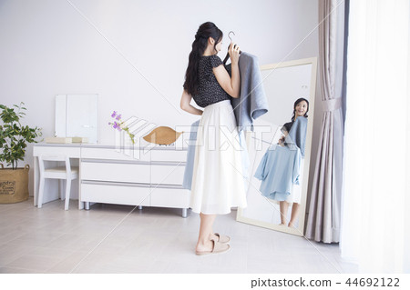 在選擇衣服時迷失的女性 在選擇衣服時迷失的女性 44692122