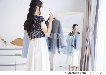 Women who are lost in choosing clothes 44692123