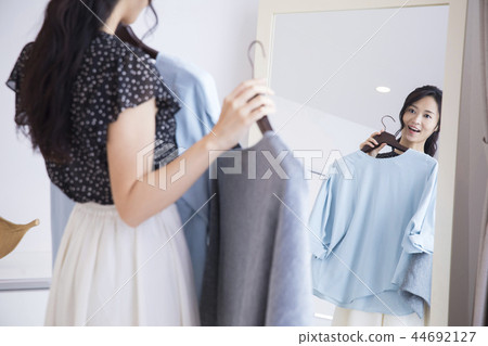 Women who are lost in choosing clothes 44692127