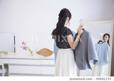 在選擇衣服時迷失的女性 在選擇衣服時迷失的女性 44692135