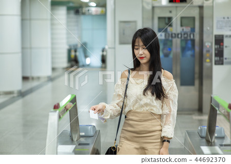 婦女,地鐵,檢票口,門票 婦女,地鐵,檢票口,門票 44692370