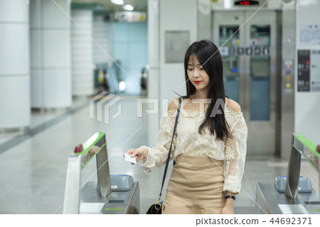 婦女,地鐵,檢票口,門票 婦女,地鐵,檢票口,門票 44692371