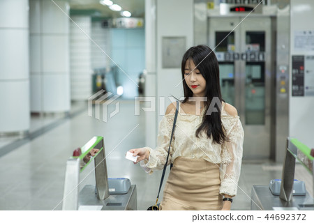 婦女,地鐵,檢票口,門票 婦女,地鐵,檢票口,門票 44692372
