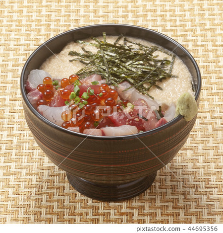 山鮭魚配三文魚和金槍魚 44695356