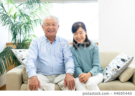 Senior couple 44695440