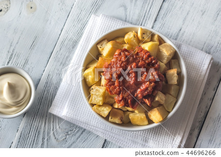 Portion of patatas bravas with sauces 44696266
