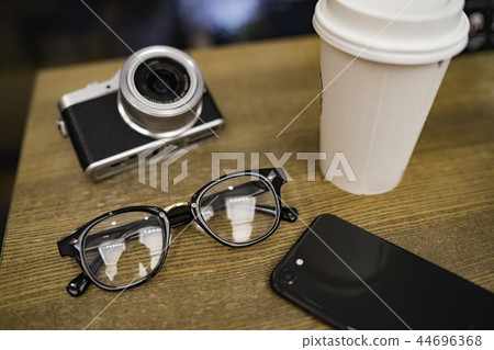 步行物品智能手機,眼鏡,相機,咖啡館 步行物品智能手機,眼鏡,相機,咖啡館 44696368