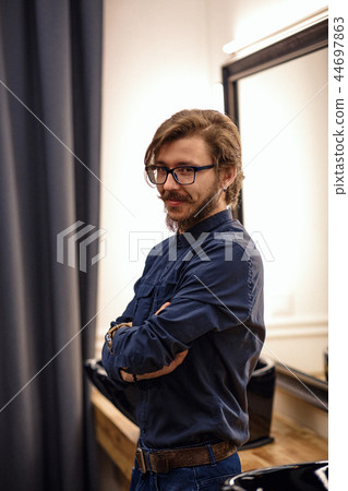 Guy at the beauty salon 44697863