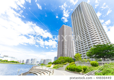 沿河的都市風景有塔公寓的 沿河的都市風景有塔公寓的 44698449