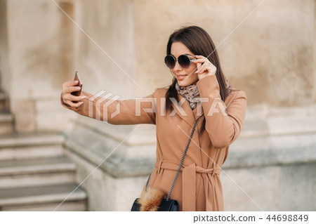 Beautiful girl in sunglasses make photo on smartphone. selfie 44698849