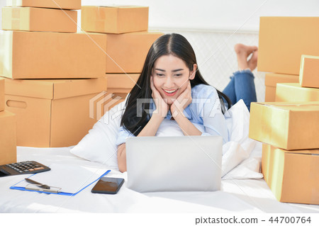 Sme business concept. Young people are packing their packages.De 44700764