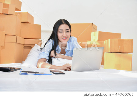 Sme business concept. Young people are packing their packages.De 44700765