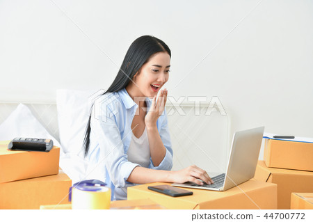 Sme business concept. Young people are packing their packages.De 44700772