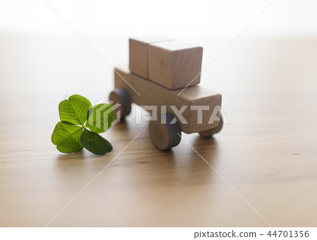 Yotsuba clover 44701356