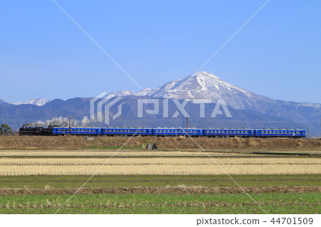 SL North Biwako在後面與Ibuki山一起運行 44701509