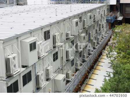 Air conditioning facility (outdoor unit) installed in a prefabricated building at a construction site 44701930