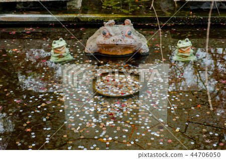 A stone statue of a frog A stone statue of a frog 44706050