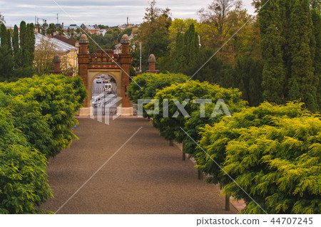 Gate and park at the entrance to Chernivtsi Nation 44707245