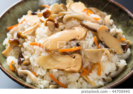 蘑菇煮熟的米飯 44708940