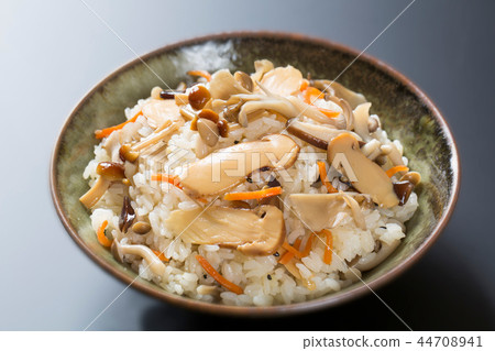 蘑菇煮熟的米飯 蘑菇煮熟的米飯 44708941