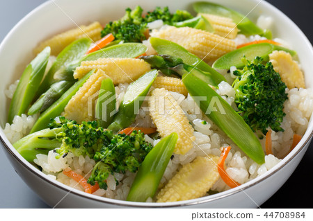 蘆筍和玉米煮熟的米飯 蘆筍和玉米煮熟的米飯 44708984