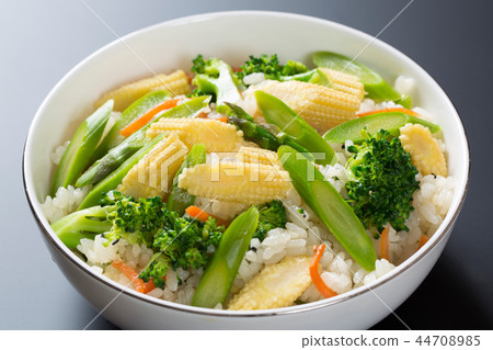 蘆筍和玉米煮熟的米飯 蘆筍和玉米煮熟的米飯 44708985