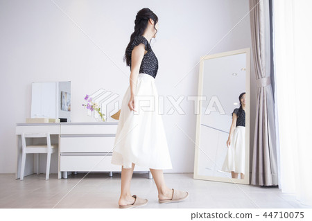 Women who are lost in choosing clothes 44710075