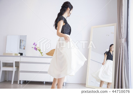 在選擇衣服時迷失的女性 44710076