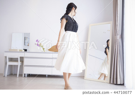 在選擇衣服時迷失的女性 44710077