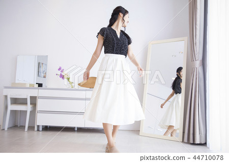 在選擇衣服時迷失的女性 44710078