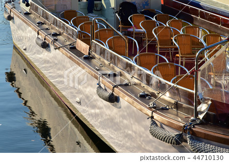 在口岸停住的遊船在一個晴天 44710130