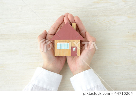 房子模型包裹在手中 44710264