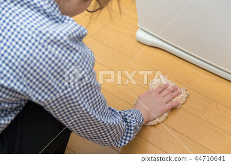 女人擦地板 44710641