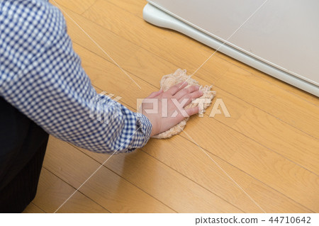 女人擦地板 44710642