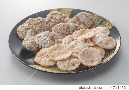 rice crackers rice crackers 44711453