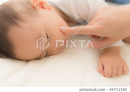 Sleeping baby 44711588