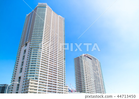 與塔公寓的都市風景 與塔公寓的都市風景 44713450