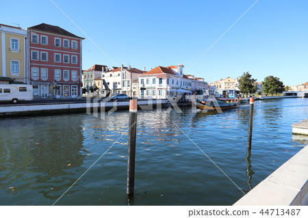 與運河和長平底船的早晨風景在阿威羅,葡萄牙 與運河和長平底船的早晨風景在阿威羅,葡萄牙 44713487