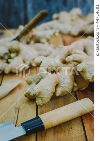 Fresh ginger 44714681