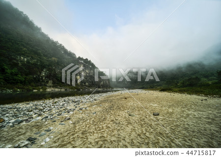Fog, Nakdong River, Andong City, Gyeongbuk Fog, Nakdong River, Andong City, Gyeongbuk 44715817