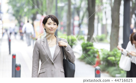 30's business woman 30's business woman 44716025