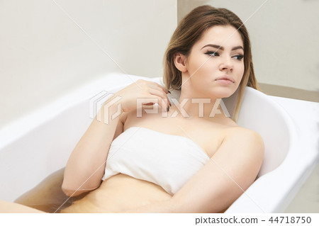 Detox girl bath therapy. Pant maral blood health  44718750