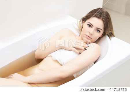 Detox girl bath therapy. Pant maral blood health  44718753