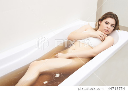 Detox girl bath therapy. Pant maral blood health 44718754