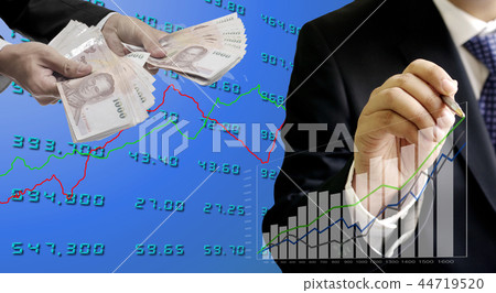 Businessman analyzing growth graph Businessman analyzing growth graph 44719520