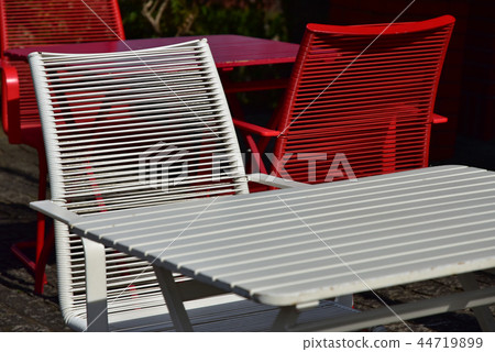 紅色和白色的桌子和椅子 44719899